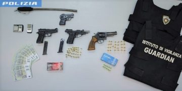 Armi, banconote false e moto rubata: scoperto arsenale in casa. Scatta l’arresto a Salerno