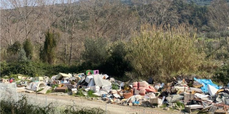 Discarica abusiva a Centola: area sequestrata e otto indagati