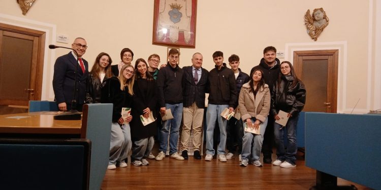 Encomio agli studenti meritevoli di Polla. Riconoscimento al neolaureato Mario Bufano