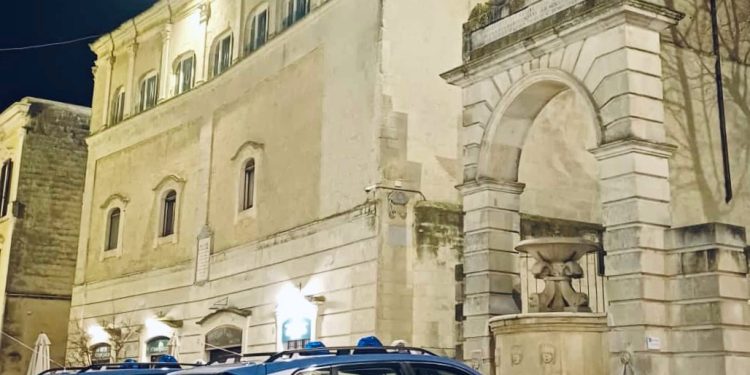 Matera, furgone abusivo e sovraffollato fermato dalla Polizia di Stato