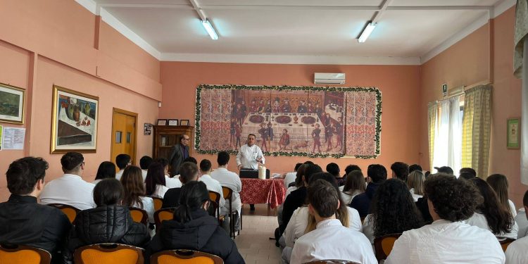 Alta pasticceria a scuola: il maestro Domenico Manfredi incontra gli studenti dell’IPSEOA “A. Sacco” di Sant’Arsenio