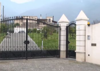 Sant’Egidio del Monte Albino, 60enne trovato morto in casa con una ferita al costato: fermata la moglie