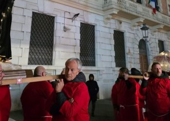 La Via Crucis a Salerno ha attraversato il centro tra preghiere e canti