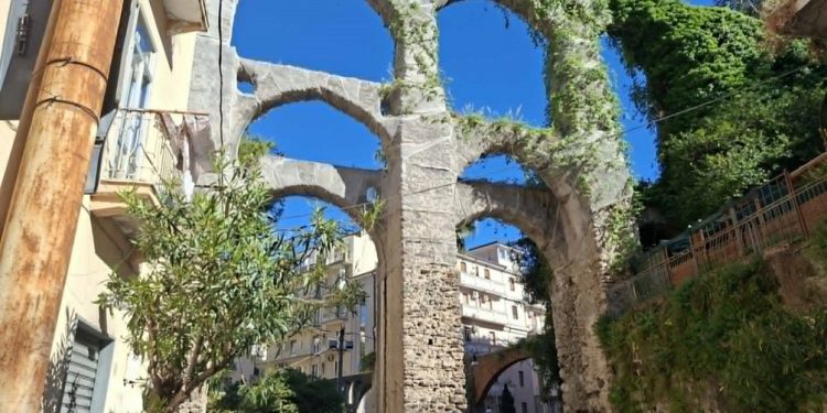 Vandali all’Acquedotto medioevale di Salerno: blocchi rubati e messi in vendita,