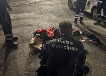 Blitz della Polizia Municipale e di Salerno Pulita contro i predoni che frugano e sottraggono rifiuti