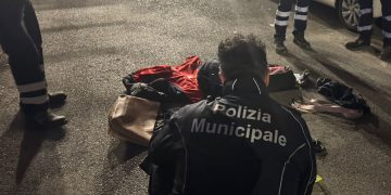 Blitz della Polizia Municipale e di Salerno Pulita contro i predoni che frugano e sottraggono rifiuti