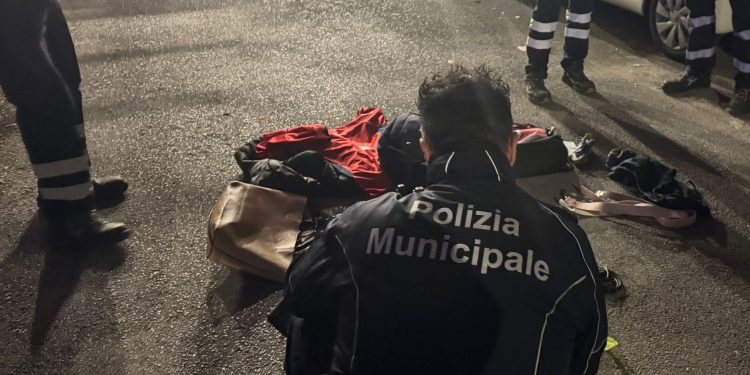 Blitz della Polizia Municipale e di Salerno Pulita contro i predoni che frugano e sottraggono rifiuti