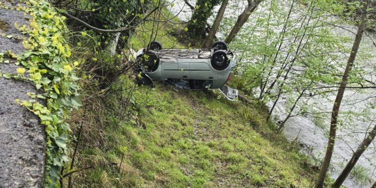 Paura ad Auletta, auto vola fuori strada e si cappotta a pochi metri dal fiume