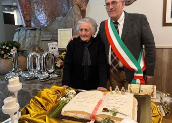 Un secolo di vita ad Atena Lucana: festa e commozione per i 100 anni di nonna Francesca