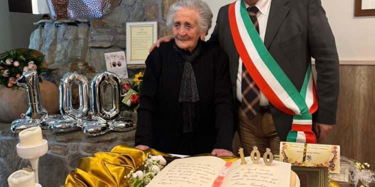Un secolo di vita ad Atena Lucana: festa e commozione per i 100 anni di nonna Francesca