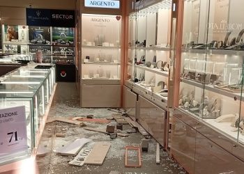 Policoro, rapina armata al centro commerciale: malviventi in fuga e auto incendiata