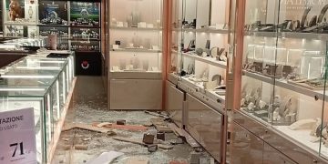 Policoro, rapina armata al centro commerciale: malviventi in fuga e auto incendiata