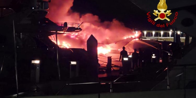 Inferno di fuoco al Marina di Arechi a Salerno: yacht di 18 metri distrutto dalle fiamme