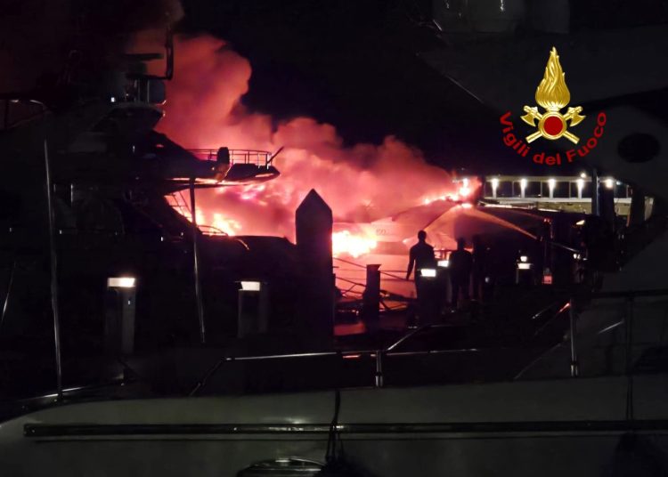 Inferno di fuoco al Marina di Arechi a Salerno: yacht di 18 metri distrutto dalle fiamme