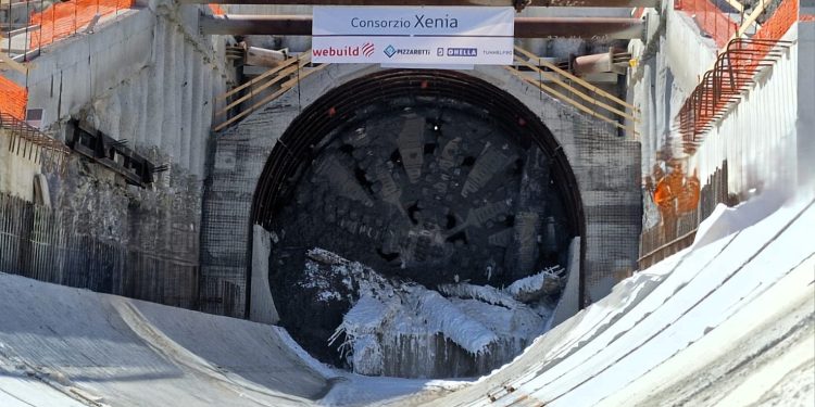 Lavori per l’Alta Velocità Salerno-Reggio Calabria: a Buccino, abbattuto il diaframma della galleria Caterina