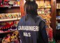 Caramelle pericolose per la salute e carenze igieniche: blitz dei NAS a Salerno, sequestri e attività sospesa