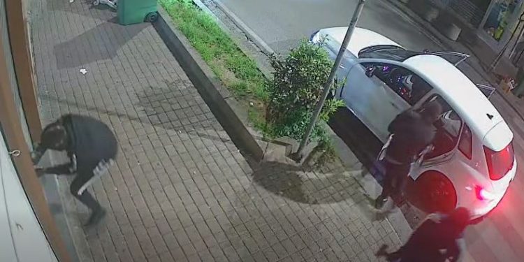 Colpo lampo nella notte a Salerno: gioielleria presa d’assalto in meno di un minuto