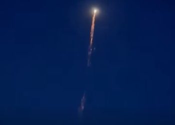 Spettacolo nei cieli della Campania: una scia illumina l’alba