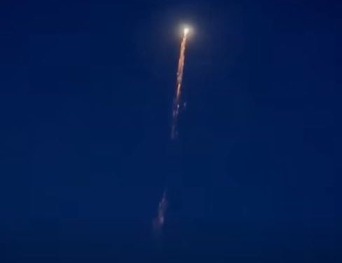Spettacolo nei cieli della Campania: una scia illumina l’alba