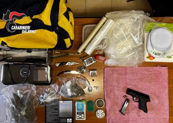 Trovato con droga e un’arma modificata: sequestrati hashish e marijuana a Salerno