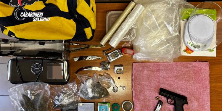 Trovato con droga e un’arma modificata: sequestrati hashish e marijuana a Salerno