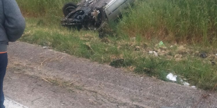 Esce fuori strada e si cappotta in A2, ferita una ragazza