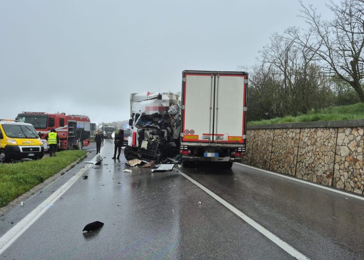 Scontro tra due tir, un morto e un ferito. Entrambi residenti nel Vallo di Diano