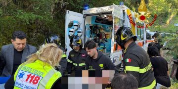 Incidente sul lavoro a Omignano, operaio incastrato sotto un escavatore