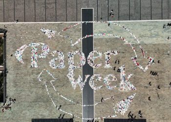Paper Week a Salerno, Piazza della Libertà si trasforma in un’opera collettiva: successo per il flash mob del riuso