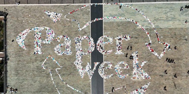 Paper Week a Salerno, Piazza della Libertà si trasforma in un’opera collettiva: successo per il flash mob del riuso