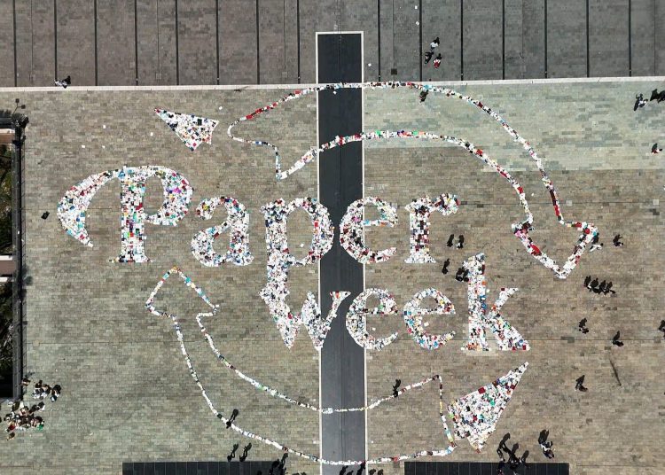 Paper Week a Salerno, Piazza della Libertà si trasforma in un’opera collettiva: successo per il flash mob del riuso