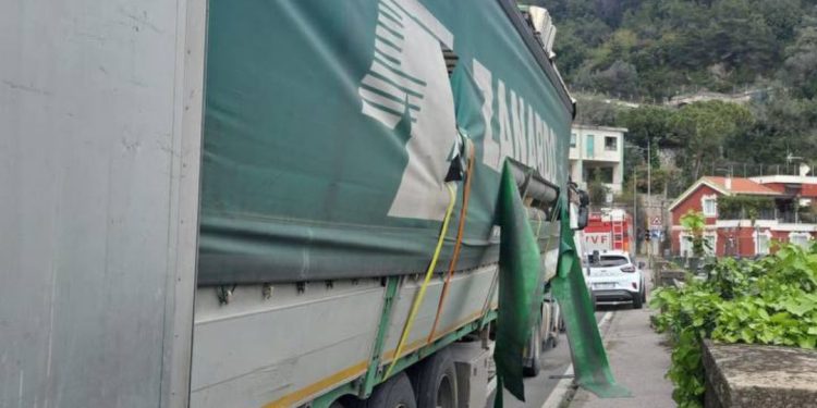 In bilico, per il carico pesante, sul viadotto Gatto: pomeriggio di disagi a Salerno