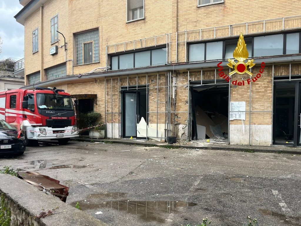 Boato nella notte a Cava de' Tirreni: esplosione in un locale sveglia intero quartiere – Italia2news