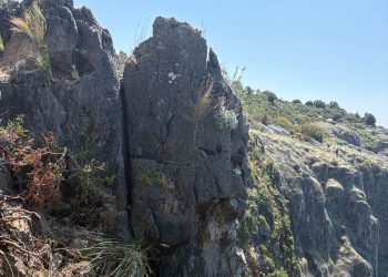 Mingardo, rimosso un masso gigante dal costone: proseguono gli interventi di messa in sicurezza