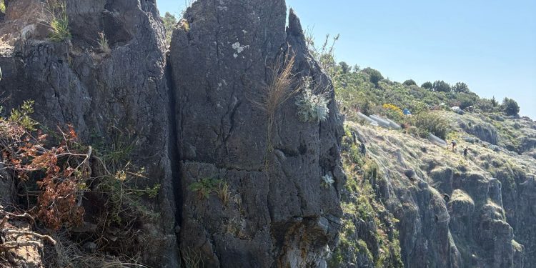 Mingardo, rimosso un masso gigante dal costone: proseguono gli interventi di messa in sicurezza