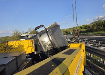 Scontro tra auto e camion in A2, si ribaltano entrambi i mezzi. Un ferito