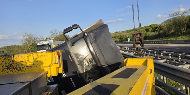 Scontro tra auto e camion in A2, si ribaltano entrambi i mezzi. Un ferito