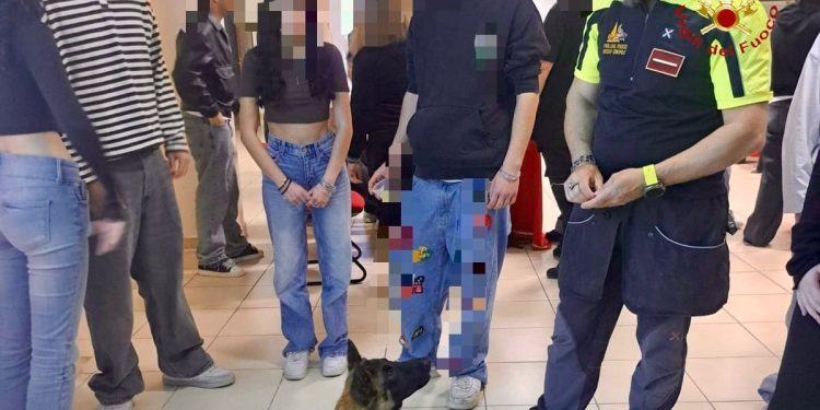 I Vigili del Fuoco di Matera tra i banchi: studenti affascinati dai cani eroi e dalle lezioni di sicurezza
