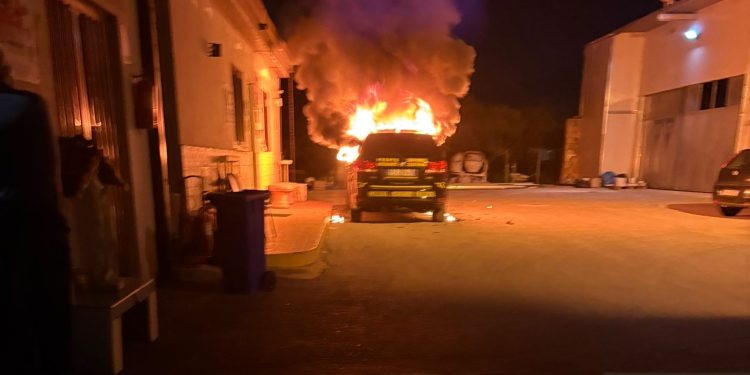 Auto della Guardia Agroforestale avvolta dalle fiamme a Sarno: si indaga