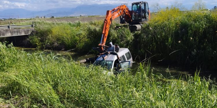 Eboli, pulmino fuori strada in zona Coda di Volpe: tre feriti, uno in gravi condizioni