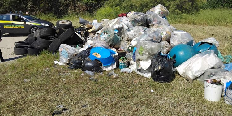 Rifiuti abbandonati a Marina di Eboli: operazione delle Guardie Ambientali