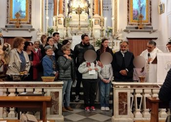 Sant’Arsenio, donati paramenti ricamati in memoria della sarta Teresa: il gesto dell’associazione “L’Arte nelle Mani”