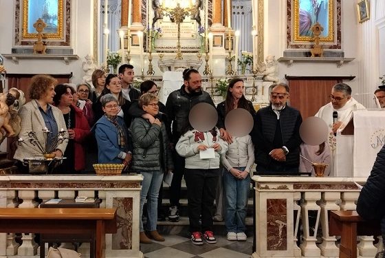 Sant’Arsenio, donati paramenti ricamati in memoria della sarta Teresa: il gesto dell’associazione “L’Arte nelle Mani”