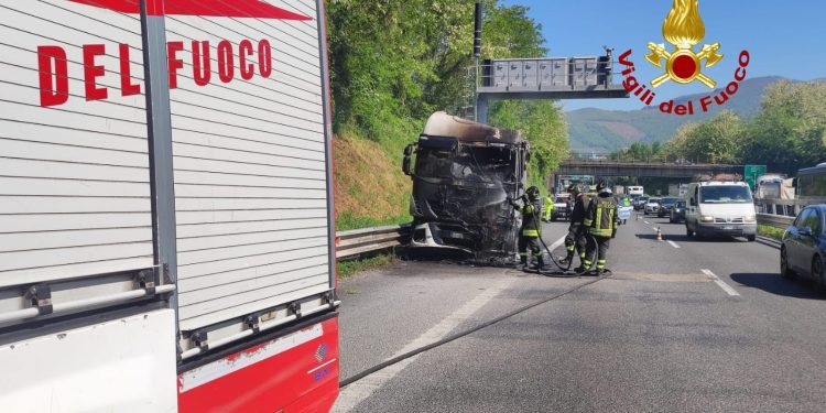 Incendio sul raccordo Salerno-Avellino: camion in fiamme a Baronissi, traffico rallentato