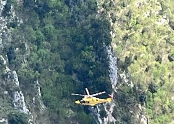 Cade e si frattura una gamba durante una escursione, salvata in elicottero