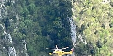 Cade e si frattura una gamba durante una escursione, salvata in elicottero