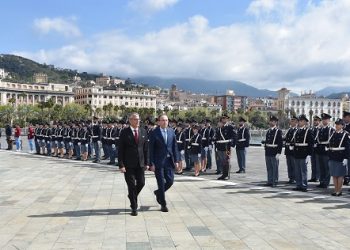 Salerno celebra il 174° anniversario della Polizia di Stato: istituzioni e cittadini in Piazza della Libertà