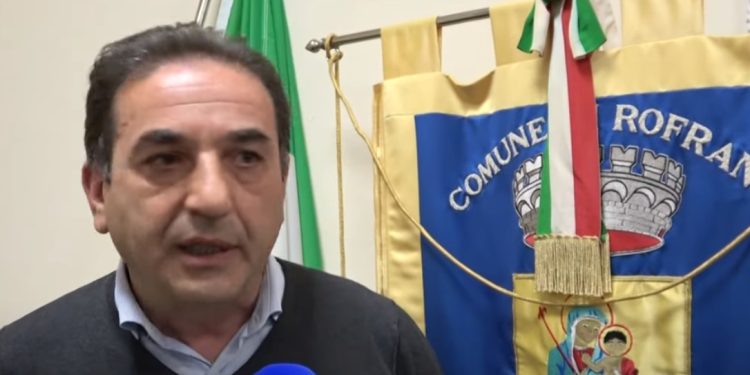 Blocco stradale e minacce al capo dell’opposizione, a processo il sindaco di Rofrano