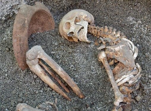 Pompei, nuovi ritrovamenti presso la necropoli di Porta Stabia: due uomini in fuga dall’eruzione, uno si copriva la testa con un vaso