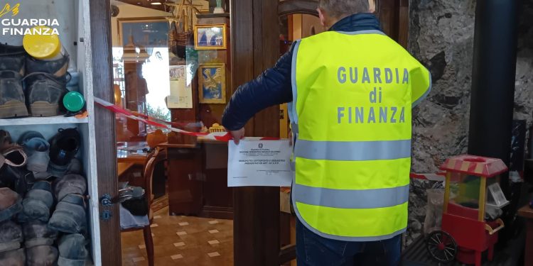 Lavori su un’area di notevole interesse pubblico a Praiano: sequestrati 2mila metri quadrati